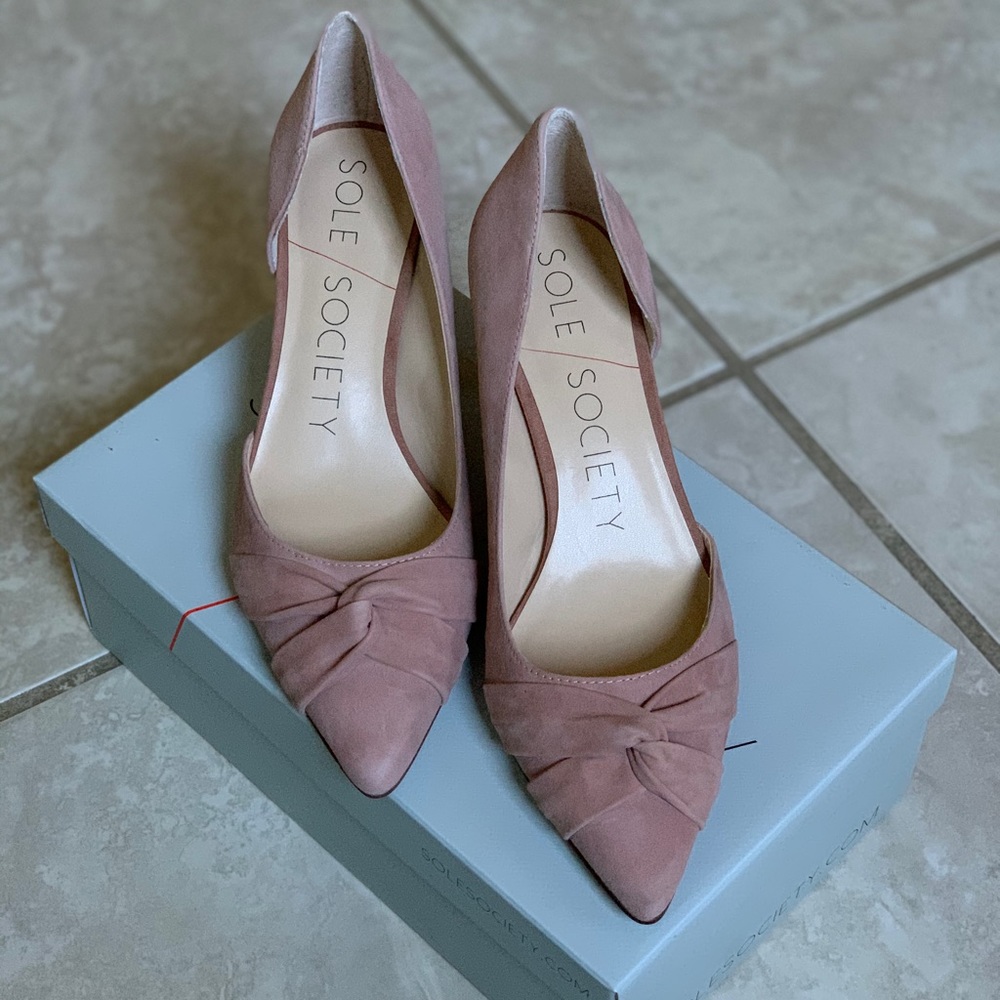 Lovely suede d’orsay knotted pumps!